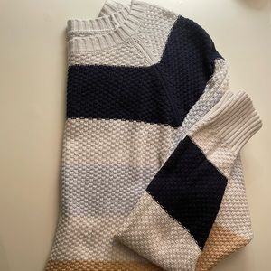 Cute sweater from Hollister:)